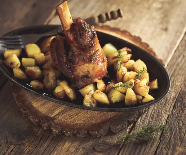 A Bordeaux, les restaurants vont chercher les meilleurs produits de la région, La Table de 3 cuisine une succulente souris d'agneau avec ses haricots tarbais