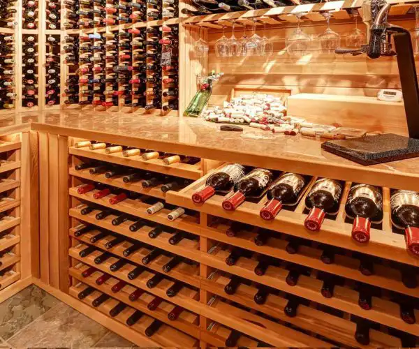 Dans un restaurant à Bordeaux, une bonne cave à vin est indispensable, celle de la Table de 3 est toujours fournie des plus grands vignobles