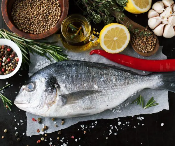 A Bordeaux, les meilleurs restaurants rivalisent d'ingéniosité pour les produits de la mer, La Table de 3 suggère Le Bar de ligne et sa sauce financièr