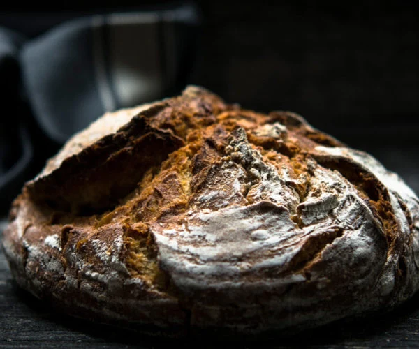 Pour accompagner un bon repas au restaurant, un pain artisanal est de rigueur. La Table de 3 travaille en collaboration avec la meilleure boulangerie de Bordeaux