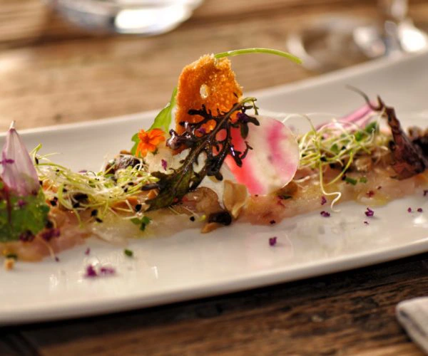 En plein cœur de Bordeaux, un carpaccio de Saint Jacques au restaurant mérite la plus grande attention, La Table de 3 s'engage à lui faire honneu